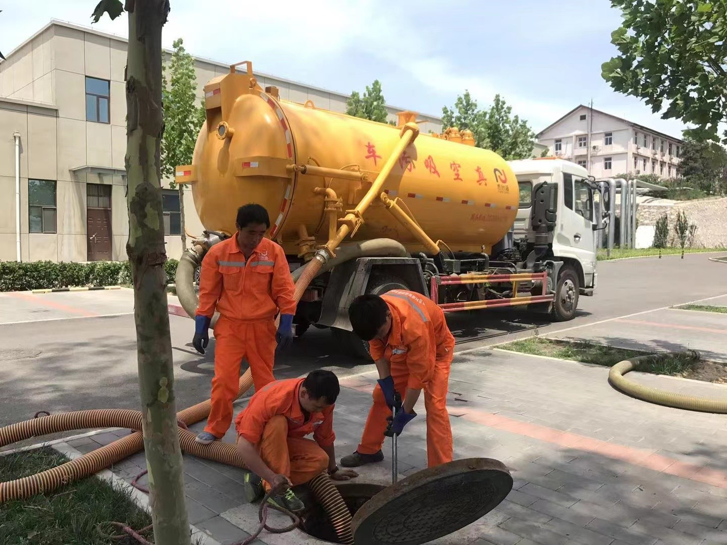 新郑管道疏通车停在窨井附近