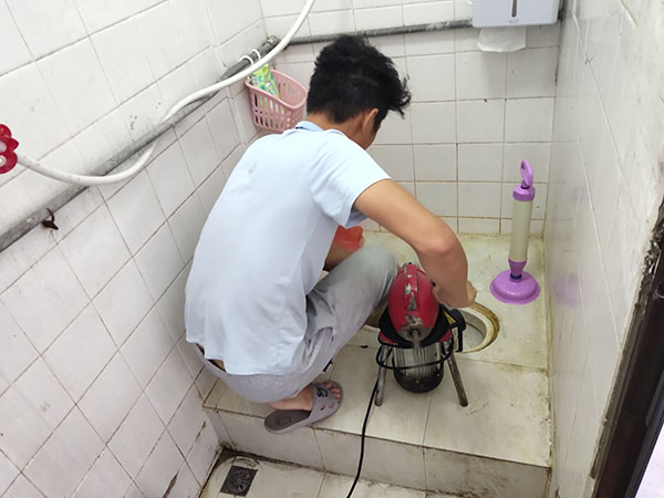 新郑管道堵塞冒臭气 专业师傅现场解决问题