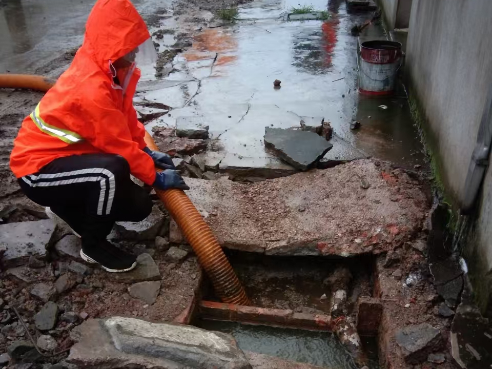 新郑专业清理污水池 炜誉市政以规范流程守护城市 “肠道”