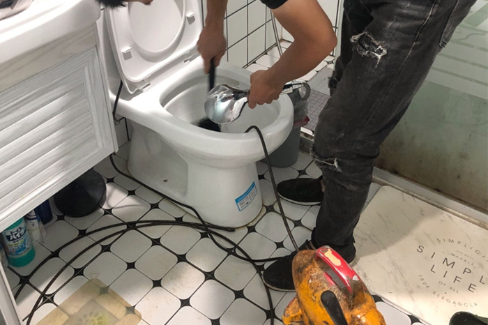 新郑马桶堵塞自己疏通还是找师傅？专业上门服务让你省时更省心