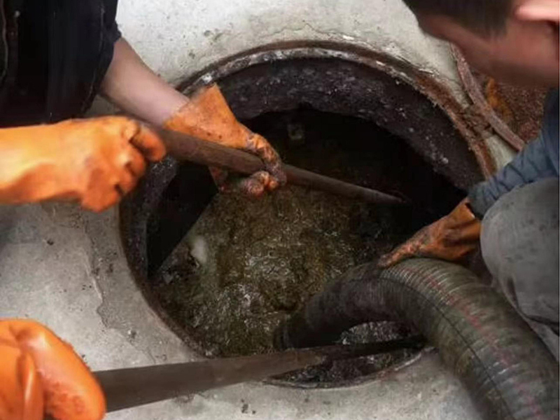 新郑清理化粪池时如何避免沼气的危害？